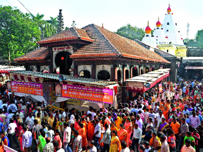 Three lakh devotees of Ambabai Charan in one day | एका दिवसात तीन लाख भाविक अंबाबाई चरणी