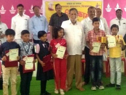 वितरण Distribution of prizes to competitors | ६५ स्पर्धकांना बक्षीस वितरण