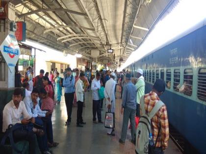 A crowd of passengers at the Manmad railway station, double fares from private transporters | मनमाड रेल्वे स्थानकावर प्रवाशांची गर्दी, खासगी वाहतुकदारांकडून दुप्पट भाडे