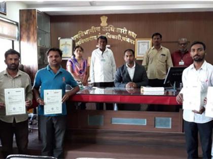 Distribution of the first Maratha caste certificates of North Maharashtra in the Chandwad Province office | चांदवड प्रांत कार्यालयात उत्तर महाराष्टÑातील पहिले मराठा जात प्रमाणपत्र वाटप