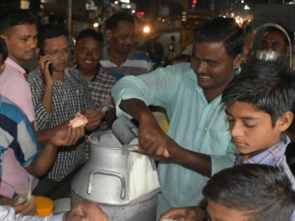 Sales of one million liters of milk | एक लाख लीटर दुधाची विक्री Sales of one million liters of milk | एक लाख लीटर दुधाची विक्री