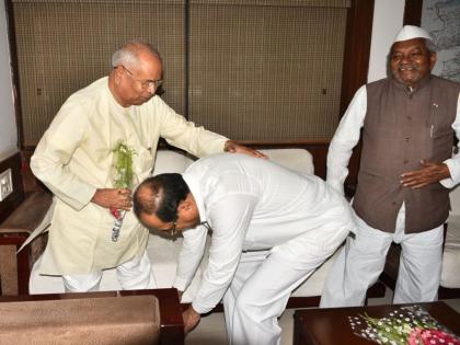   When Opposition Leaders Understand ... | जेव्हा विरोधी पक्षनेते पाया पडतात...