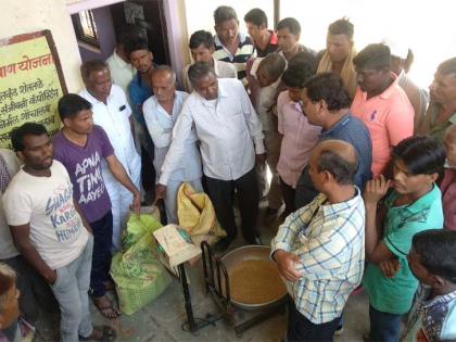 रेशन दुकानदाराची हातचलाखी उघड