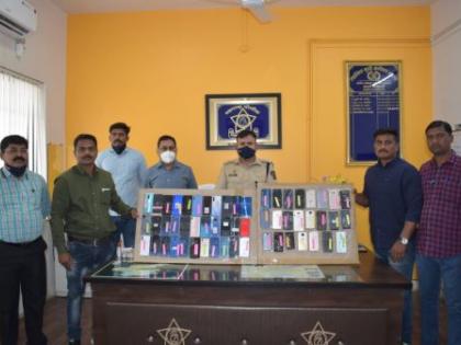 Pawne seized five lakh mobile phones | पावणे पाच लाखाचे मोबाईल केले हस्तगत