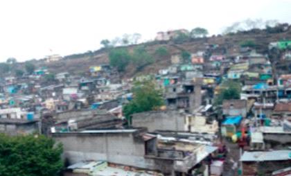 Many are left behind as no action is being taken against the encroachers | अतिक्रमण करून झोपडपट्टी वसविणाऱ्यांवर कारवाई होत नसल्याने अनेकांचे फावले