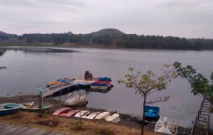 Due to lack of tourists during the Ain season, Toranmal is dry | ऐन हंगामात पर्यटकांअभावी तोरणमाळला शुकशुकाट