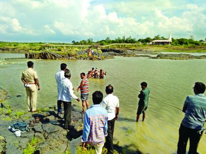 Save 7 tourists from Sahstrunkunda waterfall | ‘सहस्रकुंडा’तून ७ पर्यटकांना वाचविले