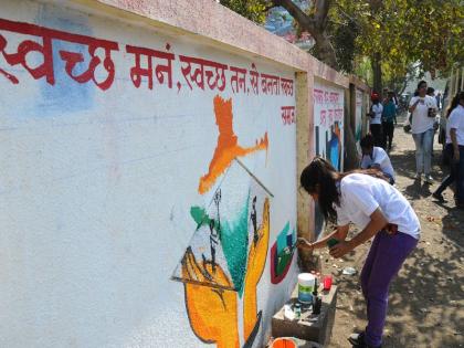 'Ojswini' students paint 500 vines painted in five days in Venamobod | ‘ओजस्विनी’च्या विद्यार्थ्यांनी विनामोबदला पाच दिवसात रंगविल्या ५०० भिंती