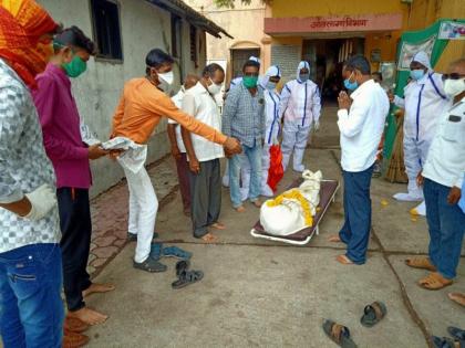 A vision of humanity took place at the funeral of a destitute old man | निराधार वृद्धाच्या अंत्यविधीत घडले माणूसकीचे दर्शन