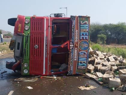 A beer truck overturned; Bottles on the street | बिअरची वाहतूक करणारा मालट्रक उलटला ; बाटल्या रस्त्यावर