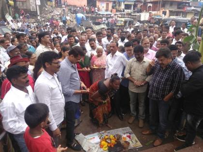 After the launch of the same pedestrian bridge twice, Shiv Sena followed NCP also boiled coconut | रेल्वेच्या एकाच पादचारी पुलाचा दोनदा शुभारंभ, शिवसेने पाठोपाठ राष्ट्रवादीनेही फोडला नारळ