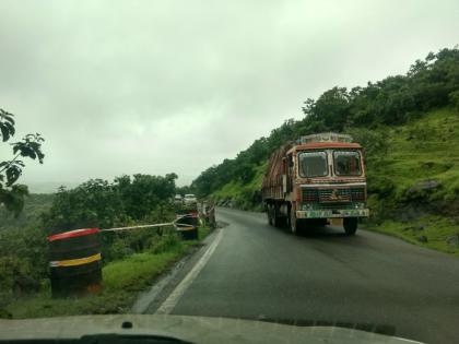 Dangerous turn road in the deficit of the road | घाटातील धोकादायक वळण रस्त्याला टिपड्यांचा आधार