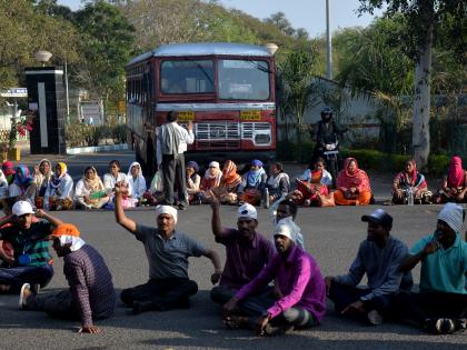 Stop the sudden move of tribal marches | आदिवासी मोर्चेकऱ्यांचा अचानक रास्ता रोको