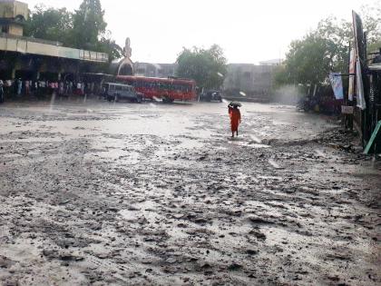 Parbhani: Waiting for repair in bus station area | परभणी : बसस्थानक परिसरात दुरुस्तीची प्रतीक्षा