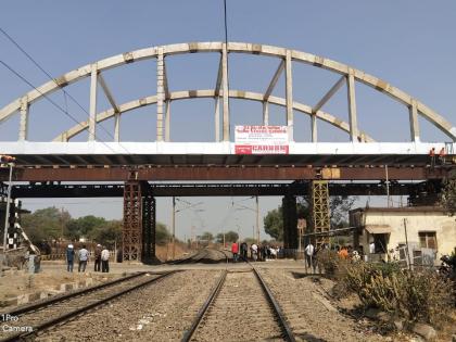 Complete the girder work after a two-hour mega block | दोन तासांच्या मेगा ब्लॉकनंतर गर्डरचे काम पूर्ण