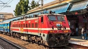 Stranger dies after falling from running train | धावत्या रेल्वेतून पडल्याने अनोळखी व्यक्तीचा मृत्यू