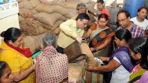 Declaration of removal of 167 ration shops in Nashik district | नाशिक जिल्ह्यात १६७ रेशन दुकानांचे काढणार जाहीरनामे