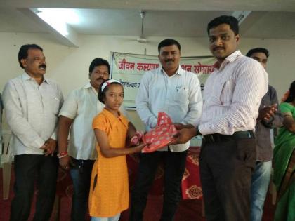  Free uniforms distributed to the needy students in Jeevan Kalyan Primary School | जीवन कल्याण प्राथमिक विद्यालयात गरजू विद्यार्थ्यांना मोफत गणवेश वाटप