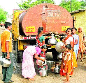 Four villages waiting for a tanker | चार गावे टँकरच्या प्रतीक्षेत