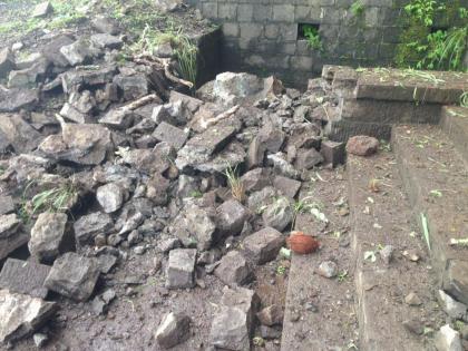 Stones on Gangadwar collapsed in the precincts of Godavari temple | गोदावरी मंदिराच्या प्रांगणात गंगाद्वारवरील दगड कोसळले