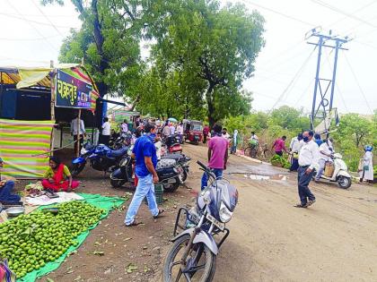 Mud in the field; Washim's market on streets! | मैदानात चिखल; रस्त्यावर भरला वाशिमचा बाजार !