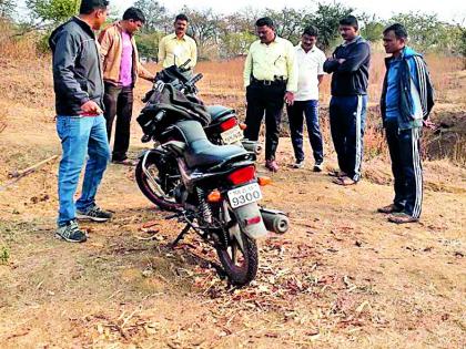 Chandan smuggler; Seized materials with bike | चंदन तस्कर पसार; दुचाकीसह साहित्य जप्त