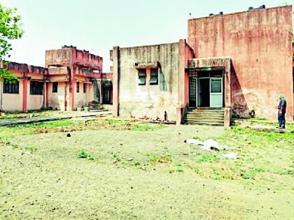 Creation of an isolation cell in the trauma care unit through labor | श्रमदानातून ट्रामा केअर युनिटमध्ये विलगीकरण कक्षाची निर्मिती Creation of an isolation cell in the trauma care unit through labor | श्रमदानातून ट्रामा केअर युनिटमध्ये विलगीकरण कक्षाची निर्मिती