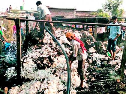  30 quintals of cotton soup | गोठ्याला लागलेल्या आगीत ३० क्विंटल कापूस स्वाहा