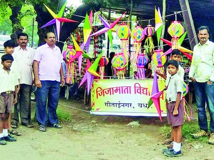 The skyline made by the students is in the market | विद्यार्थ्यांनी बनविलेले आकाश कंदील बाजारात