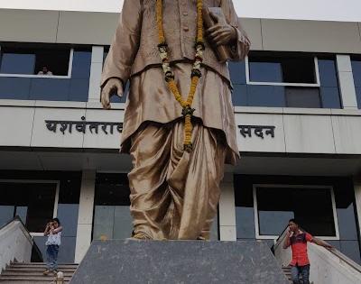 Demand for erection of statue of Yashwantrao Chavan | यशवंतराव चव्हाण यांंचा पुतळा उभारण्याची मागणी