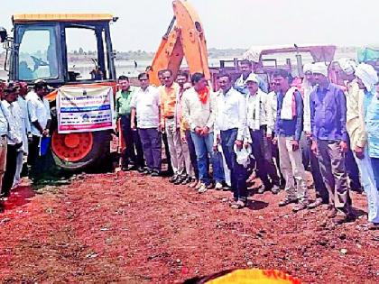 The pelvic drainage from the dam | पाथ्रड धरणातून गाळाचा उपसा