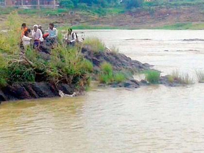 Seven people, including two women, are stranded in Sahasturkund Falls | सहस्त्रकुंड धबधब्यात अडकले दोन महिलांसह सात जण