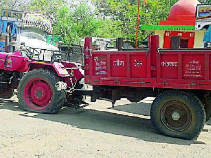 Tractor inserted on revenue employees | महसूल कर्मचाऱ्यांवर ट्रॅक्टर घातला