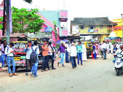 Seven students fell off the bus | सात विद्यार्थी बसमधून पडले