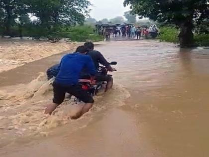 Three friends put lives in danger for condition bike out of overflowing drain | पूरातून बाइक काढण्याची मित्रांनी लावली पैज, १० रूपयांसाठी लावली जीव घातला धोक्यात आणि मग...