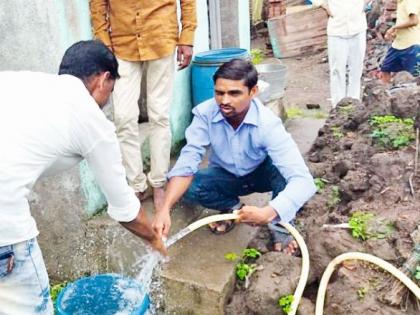 Hot water comes from a borewell near Javatmal district | यवतमाळ जिल्ह्यातील जवळा येथे बोअरवेलमधून येतेय गरम पाणी