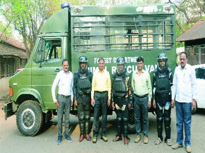  Leaving rescue team finally got 'safety suit' | बिबट्या रेस्क्यू पथकाला अखेर मिळाले ‘सेफ्टी सूट’