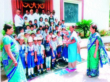 Gulab Pushapala Newcomers welcome all the schools in the city | शहरातील सर्वच शाळांमध्ये गुलाबपुष्पाने नवागतांचे स्वागत