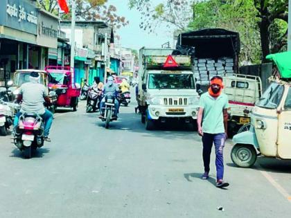 How will traffic be disciplined in Yavatmal when there is no parking space? | पार्किंगची जागा नसताना वाहतुकीला यवतमाळात शिस्त लागणार कशी ?