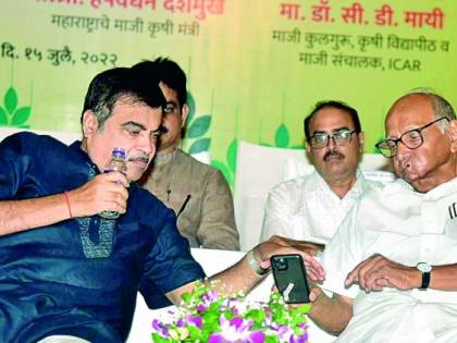 What did Pawar show Gadkari in mobile phone? A curious discussion among the attendees | शरद पवारांनी नितीन गडकरींना मोबाईलमध्ये काय दाखवले? उपस्थितांमध्ये कुतूहलवजा चर्चा