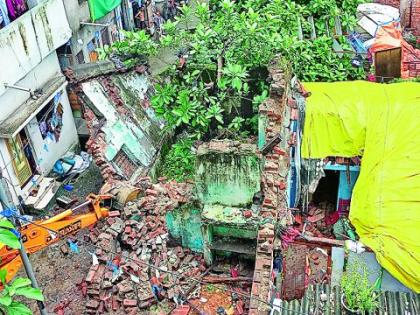 After the death the administration wakes up; A dilapidated house in Naveen Babulkhedi was demolished | मृत्यूनंतर प्रशासनाला आली जाग; नवीन बाभुळखेड्यातील जीर्ण घर पाडले