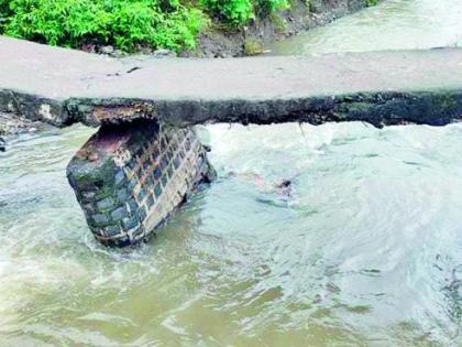 The English era landy bridge at Hingani in Wardha district was destroyed | वर्धा जिल्ह्यात हिंगणीतील इंग्रजकालीन लेंडी पूल खचला