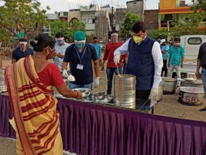 Devendra Fadnavis distribute food to needy persons | देवेंद्र फडणवीसांनी नागपुरात गरजूंना वाढलं जेवण; कार्यकर्त्यांना शाबासकी