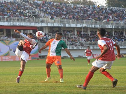 Shahu Chhatrapati KSA Football Tournament begins in Kolhapur | कोल्हापुरात फुटबॉल सामन्यांचा थरार सुरु; शिवाजी मंडळाचा एकतर्फी विजय, झुंजार क्लबची पीटीएम ब संघावर मात