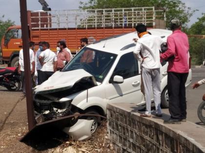 Dhule's Mahapair Chandrakant Sonar's vehicle crashed | धुळ्याचे महापाैर चंद्रकांत सोनार यांच्या वाहनाचा अपघात Dhule's Mahapair Chandrakant Sonar's vehicle crashed | धुळ्याचे महापाैर चंद्रकांत सोनार यांच्या वाहनाचा अपघात