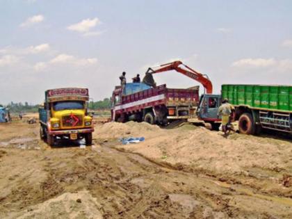 Action on illegal liquor transport in Solapur, mache amount of 2 crore 50 lakh seized | सोलापूरात अवैध वाळु वाहतुकीवर कारवाई, २ कोटी ५० लाखांचा मुद्देमाल जप्त