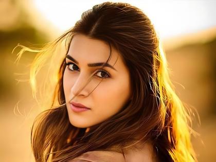 Kriti Sanon's Then Vs Now Pics Hint At Her Subtle Nose Job | Kriti Sanon : क्रिती सॅननने केली प्लास्टिक सर्जरी? व्हायरल होत आहेत Then and Now फोटो