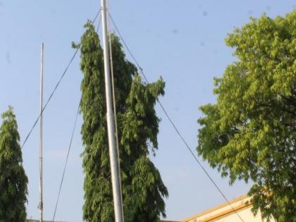 Akola: Flag hoisting at the Collectorate on the occasion of Maharashtra Day | अकोला : महाराष्ट्र दिनानिमित्त जिल्हाधिकारी कार्यालयात ध्वजारोहण