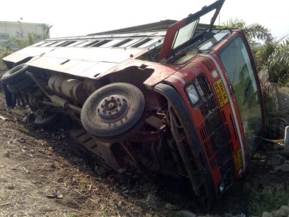 Sangli-based ST bus catches fire, disrupted: 25 passengers injured minor | सांगलीत एसटी बस खड्ड्यात उलटली, अनर्थ टळला : २५ प्रवासी किरकोळ जखमी