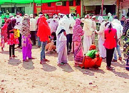 In Daryapur citizens crowd in front of Bank | दर्यापुरात नागरिकांची बँकेसमोर गर्दी In Daryapur citizens crowd in front of Bank | दर्यापुरात नागरिकांची बँकेसमोर गर्दी